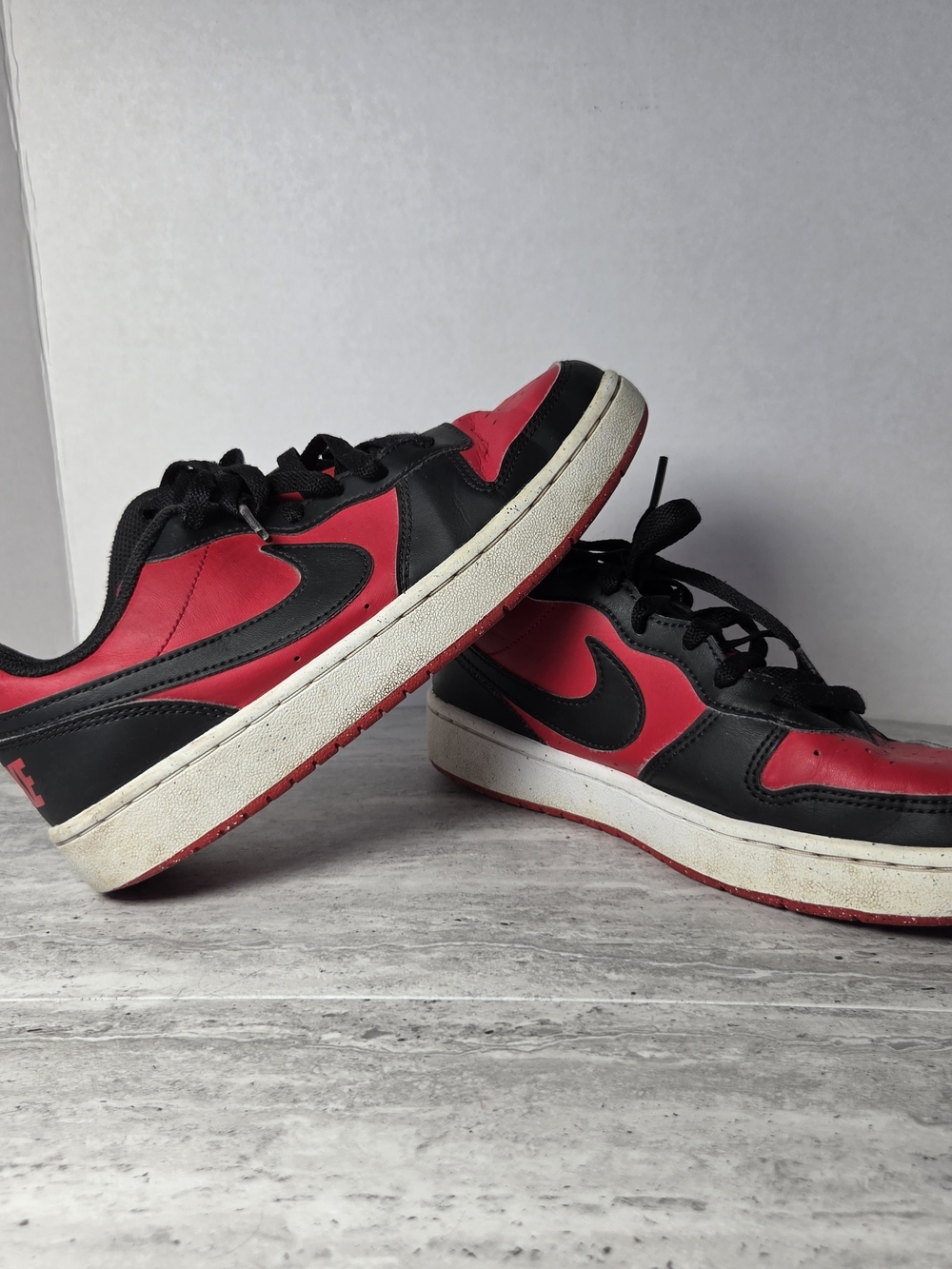 Nike Kids Low-Top Sneakers in Black and Red